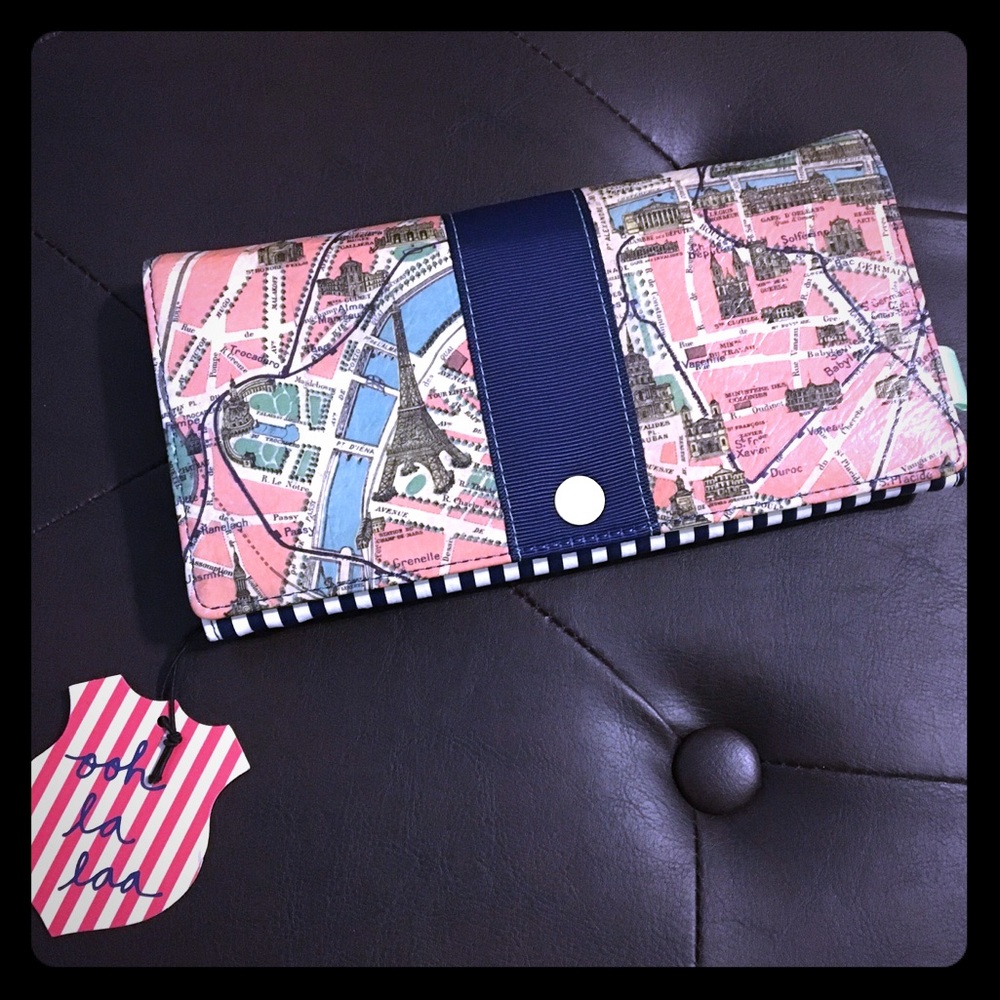 Stylish Parisian fold out wallet